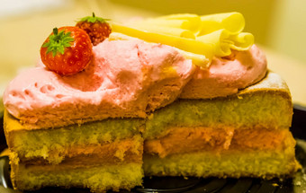 美味的切片草莓奶油蛋糕装饰草莓白色巧克力