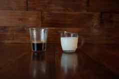 牛奶玻璃牛奶壶杯咖啡透明的玻璃