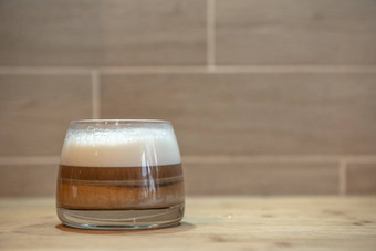 多层<strong>咖啡</strong>卡布奇诺<strong>咖啡</strong>玻璃杯木表格