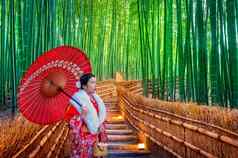 竹子森林亚洲女人穿日本传统的和服竹子森林《京都议定书》日本