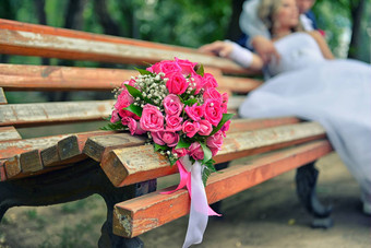 花束木板凳上新娘新郎背景焦点花