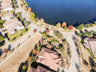 空中视图建设湖边郊区房子明亮的秋天橙色颜<strong>色达</strong>拉斯