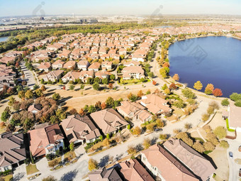 前视图湖边达拉斯郊区扩张发展住宅房子城市天际轮廓线