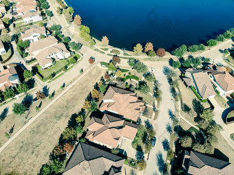 过滤后的图像空中视图湖边郊区房子明亮的<strong>秋天</strong>橙色颜色达拉斯