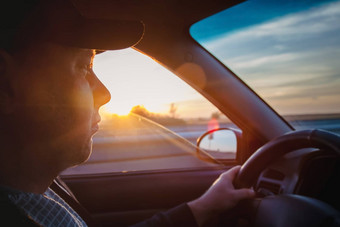 男人。开车车sunset-dawn特写镜头模糊概念路旅行旅行自由运动