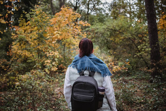 徒步旅行女人秋天森林背包客站<strong>林地</strong>秋天季节享受徒步旅行<strong>自然</strong>阳光明媚的一天