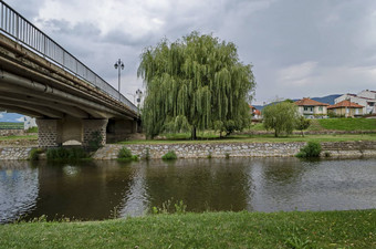 河畔视图河bregalnica桥<strong>的</strong>地方放松树小镇delchevo马列舍沃osogovo山