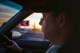 男人。开车车sunset-dawn特写镜头模糊概念路<strong>旅行旅行</strong>自由<strong>运动</strong>