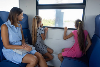 妈妈女儿骑电火车孩子们窗口