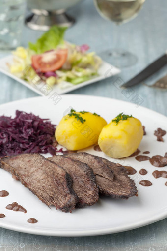 德国醋焖牛肉红色的卷心菜板