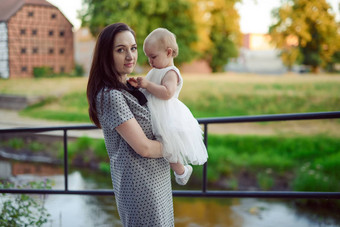 快乐妈妈。女儿公园美自然场景家庭户外生活方式快乐家庭休息绿色草有趣的户外幸福和谐家庭生活