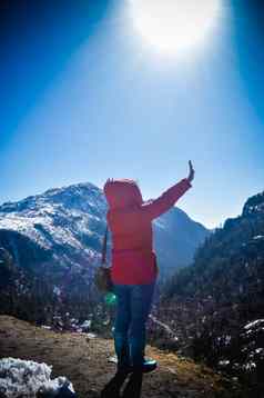 女人冬天服装站前岩石冰雪覆盖岩石山后视图深雪暴雪人类脸脸美自然概念