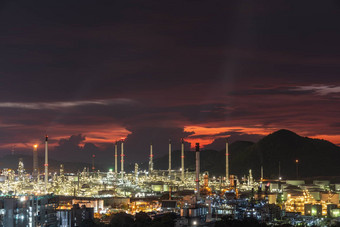 石油炼油厂位于<strong>城市</strong>日落山海美丽的图片使<strong>背景图</strong>像