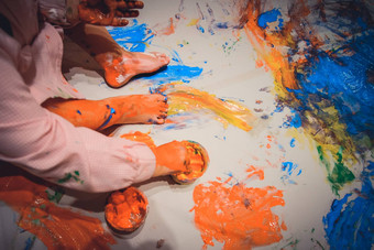 孩子<strong>手脚</strong>覆盖色彩斑斓的绘画纸地毯