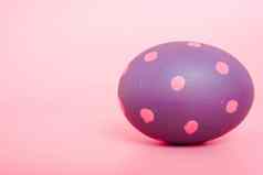 美丽的复活节紫色的蛋颜色粉红色的背景