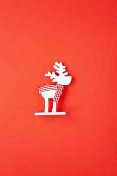 圣诞节装饰玩具白色鹿网纹围巾红色的背景节日一年概念垂直平躺最小的风格前视图