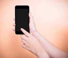女手指触摸智能手机空白黑色的屏幕