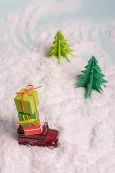 玩具车携带礼物圣诞节树雪视图复制空间
