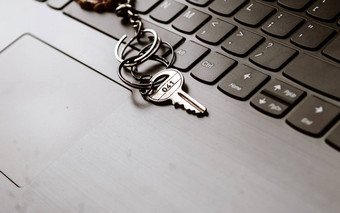 关闭生活关键环移动PC电脑键盘概念上的图像所示网络安全关键网络安全保护隐私概念