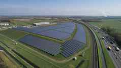 现代太阳能面板农场光伏面板清洁太阳能