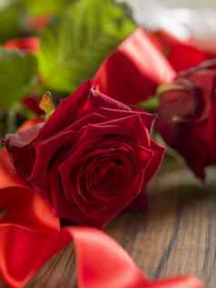 情人节一天背景红色的玫瑰红色的丝带木