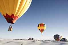 色彩斑斓的热空气气球飞行天空旅行空气运输