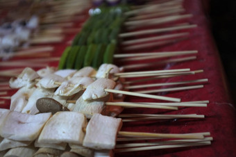 亚洲街食物烤中国人<strong>四川</strong>辣椒玛拉风格卖方准备餐球海产品蔬菜烧烤<strong>四川</strong>胡椒泰国街食物