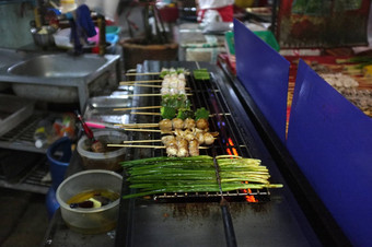 亚洲街食物烤中国人四川辣椒玛拉风格卖方准备餐球<strong>海产品</strong>蔬菜烧烤四川胡椒泰国街食物