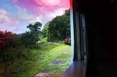视图火车铁路使曲线弯曲美丽的自然绿色草原山旅行泰国效果饱和