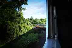 视图火车铁路使曲线弯曲美丽的自然绿色草原山旅行泰国