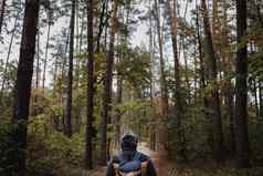 年轻的的家伙背包他旅行者赶时髦的人站森林徒步旅行森林旅程复制空间