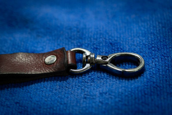 选择焦点皮革关键链盒子蓝色的织物背景