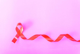 红色的丝带支持艾滋病毒艾滋病