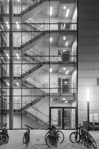 楼梯间透明的玻璃建筑背景图像