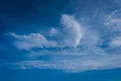 美丽的背景云可见行白色云蓝色的天空前阳光