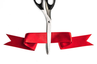 剪刀切割红色的丝带