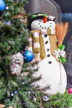 一年圣诞节娃娃雪人站商店窗口