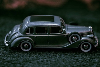黑暗灰色古董车复古的车子吧关闭复古的车黑暗背景车特写镜头小玩具复古的车灰色的颜色复古的汽车复古的玩具