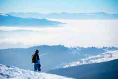 滑雪站山享受视图山阳光明媚的一天滑雪冬天体育