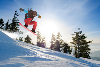 滑雪跳红色的滑雪板山<strong>阳光</strong>明媚的一天滑雪冬天<strong>体育</strong>