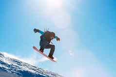 滑雪骑红色的滑雪板山阳光明媚的一天滑雪冬天体育