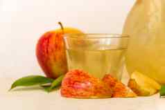 准备健康的有机苹果苹果酒醋