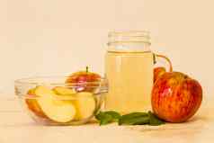 准备健康的有机苹果苹果酒醋