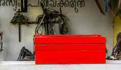 红色的工具箱自行车修复设备古董自行车修复背景