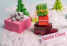 玩具车携带礼物圣诞节树雪视图复制空间