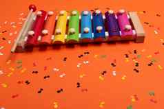 木木琴彩虹颜色孩子们孤立的橙色纸色彩斑斓的音乐的笔记周围