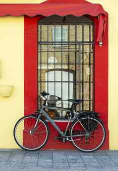 灰色自行车前面黄色的外观红色的窗口自行车