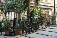 自行车典型的意大利街颜色自行车