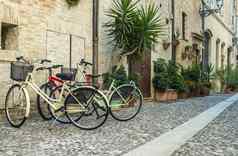 自行车典型的意大利街颜色自行车