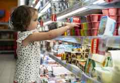 女孩购买酸奶超市孩子超市